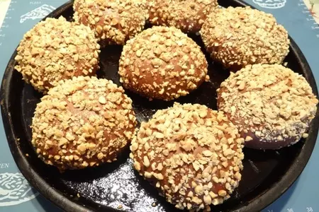 Шоколадные булочки с сырной начинкой и арахисом: шаг 14