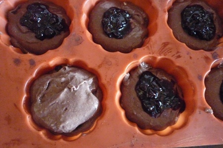 Черёмуховые кексы с черносмородиновым вареньем: шаг 4