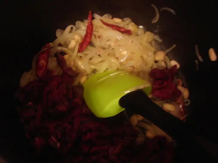 Говядина с дайконом и арахисом.: шаг 2