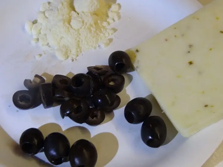 Анчоусы с хлебом и сыром: шаг 3