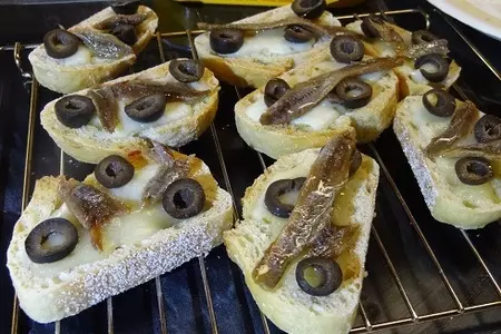 Анчоусы с хлебом и сыром: шаг 4