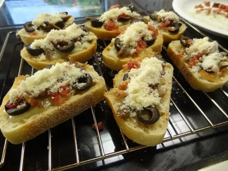 Анчоусы с хлебом и сыром: шаг 6