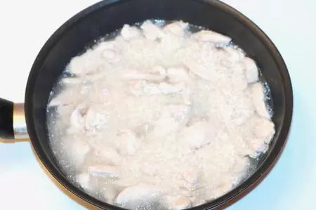 Курочка с сухофруктами в горшочках: шаг 3