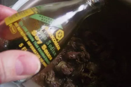 Баранина, тушеная в пикантном соусе с оливками и пастой. мультиварка.: шаг 3