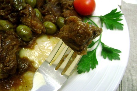 Баранина, тушеная в пикантном соусе с оливками и пастой. мультиварка.: шаг 5