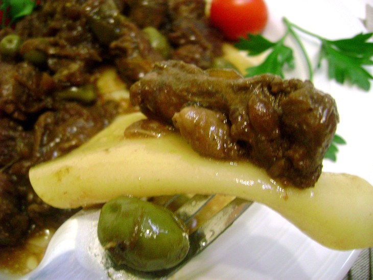 Баранина, тушеная в пикантном соусе с оливками и пастой. мультиварка.: шаг 7