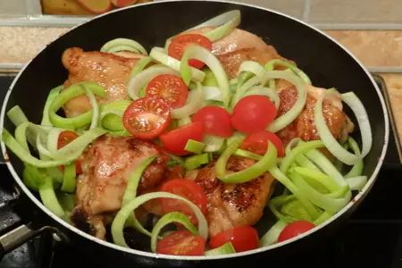 Курочка в барбекю-маринаде с луком-пореем и черри: шаг 3