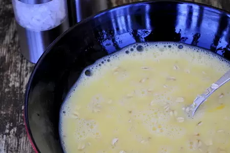 Омлет с овсяными хлопьями и сыром: шаг 1