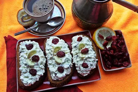 Пикантный творог с клюквой и чесноком: шаг 7