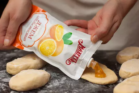 Сдобные булочки-сайки с апельсиновым джемом: шаг 2