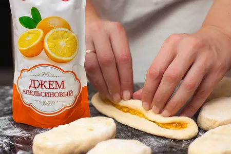 Сдобные булочки-сайки с апельсиновым джемом: шаг 3