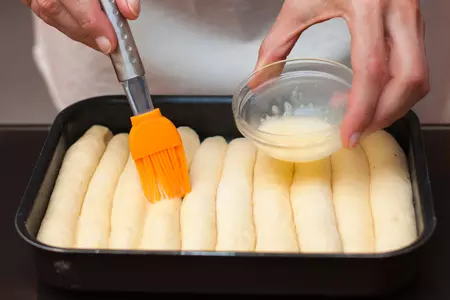 Сдобные булочки-сайки с апельсиновым джемом: шаг 4