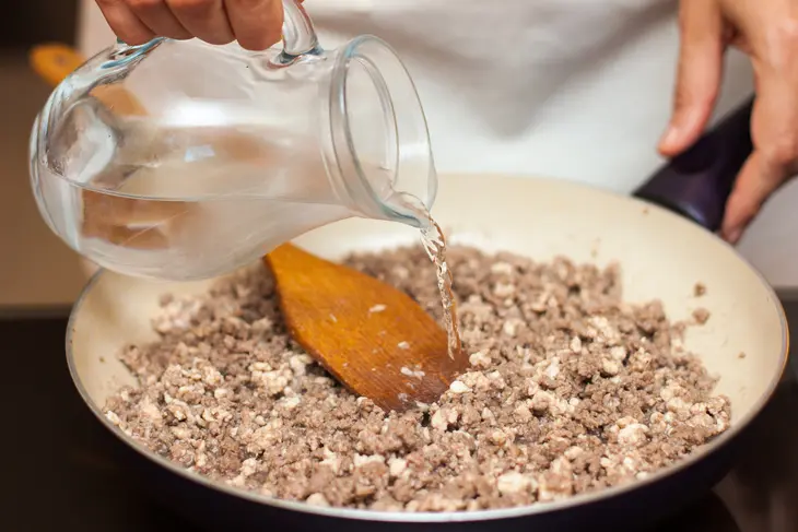 Пастуший пирог. сытная картофельная запеканка с мясом: шаг 1
