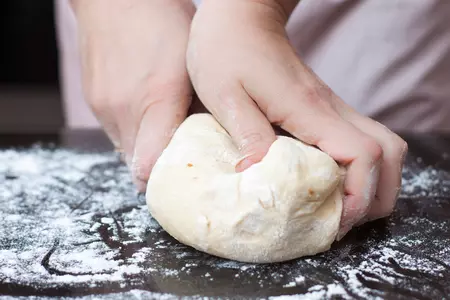 Ватрушки розочки с малиновым джемом и творогом: шаг 1