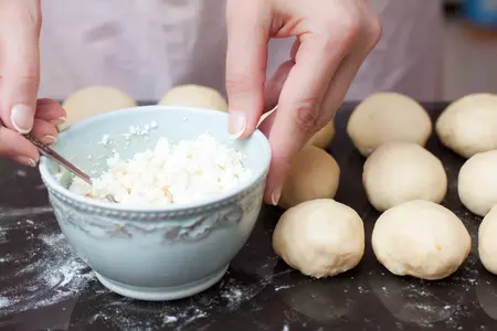 Ватрушки розочки с малиновым джемом и творогом: шаг 2