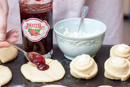 Ватрушки розочки с малиновым джемом и творогом: шаг 3
