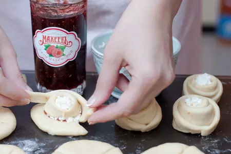 Ватрушки розочки с малиновым джемом и творогом: шаг 4