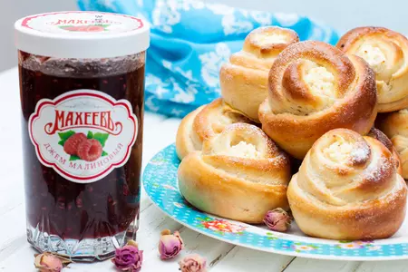 Ватрушки розочки с малиновым джемом и творогом: шаг 6