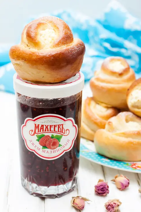 Ватрушки розочки с малиновым джемом и творогом: шаг 7