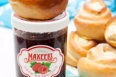 Ватрушки розочки с малиновым джемом и творогом: шаг 7