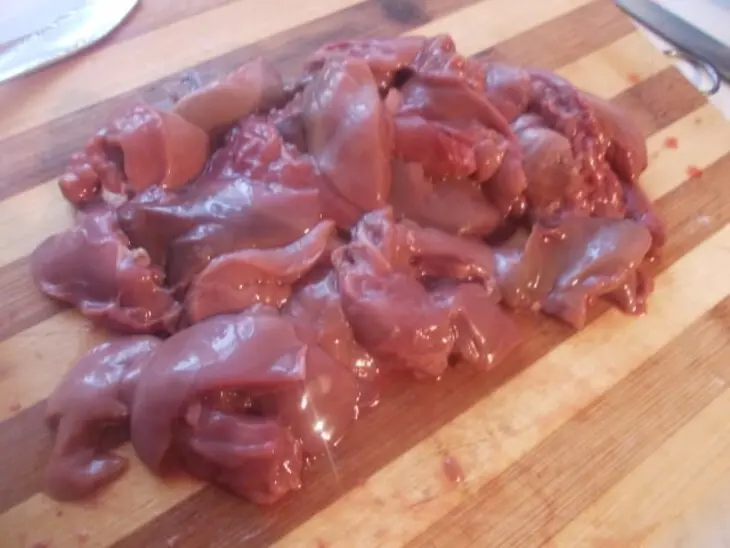 Куриная печень с вялеными помидорками и яблоком: шаг 2
