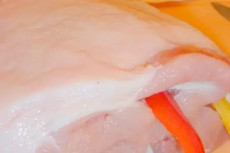 Свиной карбонад шпигованный сладким перцем и фисташками, на бутерброд или просто так: шаг 2