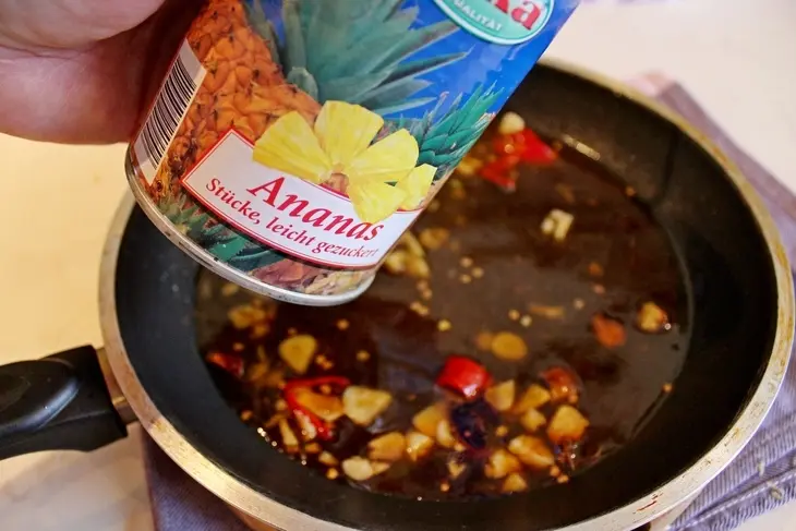 Куриные голени с кусочками ананасов.: шаг 7