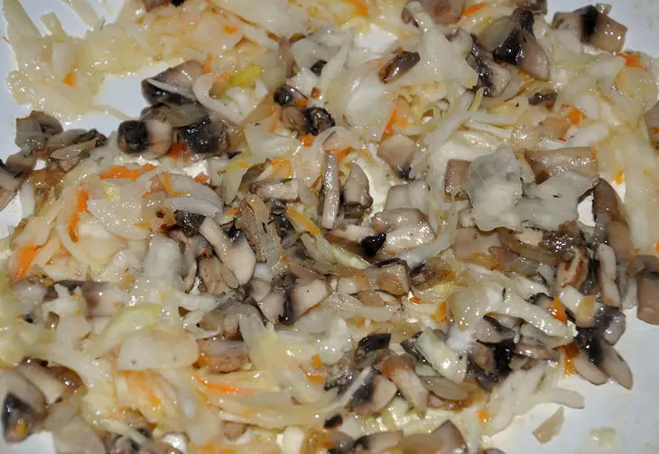 Постные пирожки с капустой и грибами: шаг 5