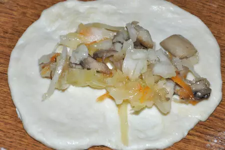 Постные пирожки с капустой и грибами: шаг 7