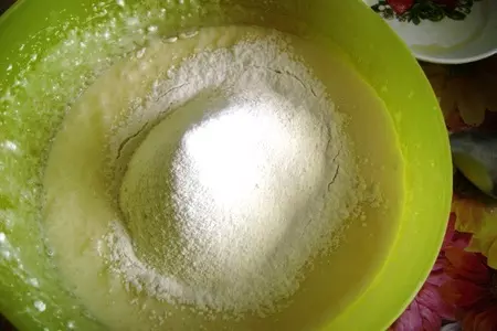 Творожные кексы с вишневой начинкой и кремом: шаг 2