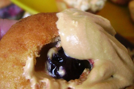 Творожные кексы с вишневой начинкой и кремом: шаг 4