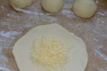 Выпечка: колоски сладкие с корицей и квадратные лепешки с сыром: шаг 2