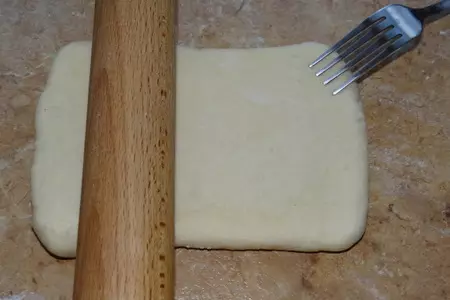 Выпечка: колоски сладкие с корицей и квадратные лепешки с сыром: шаг 4
