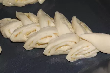Выпечка: колоски сладкие с корицей и квадратные лепешки с сыром: шаг 7