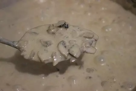 Волованы с курицей и грибами в сливочно-соевом соусе: шаг 5