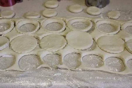 Волованы с курицей и грибами в сливочно-соевом соусе: шаг 8