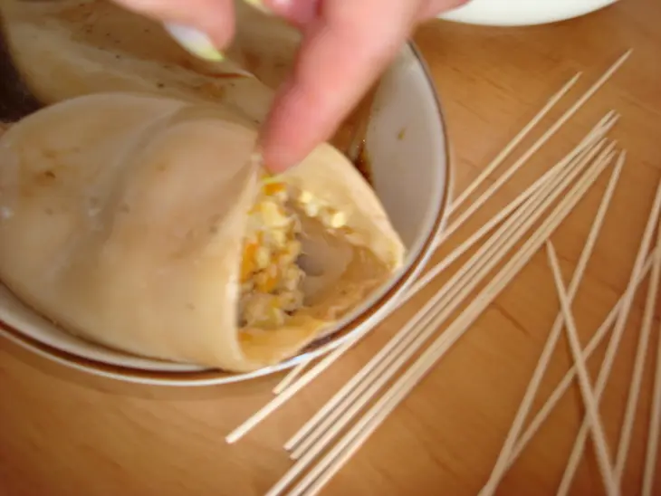 Кальмары фаршированные рыбой горячего копчения: шаг 4