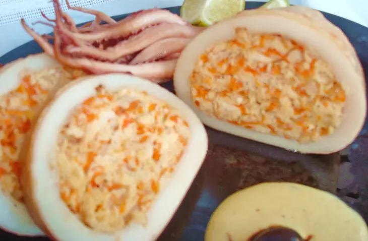 Кальмары фаршированные рыбой горячего копчения: шаг 8
