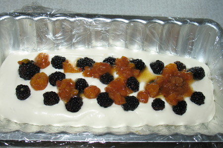 Сырно-творожный десерт с ежевикой и морошкой.: шаг 4