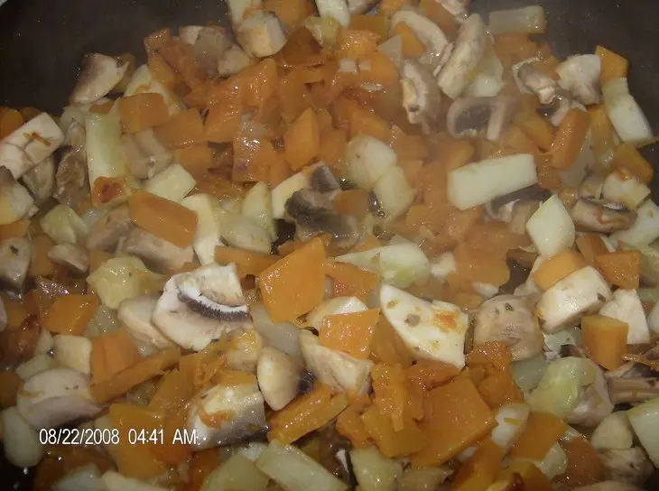 Мясо, тушенное с тыквой,  овощами и грибами: шаг 4