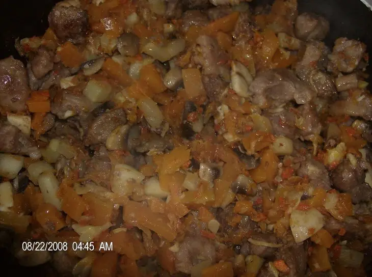 Мясо, тушенное с тыквой,  овощами и грибами: шаг 5