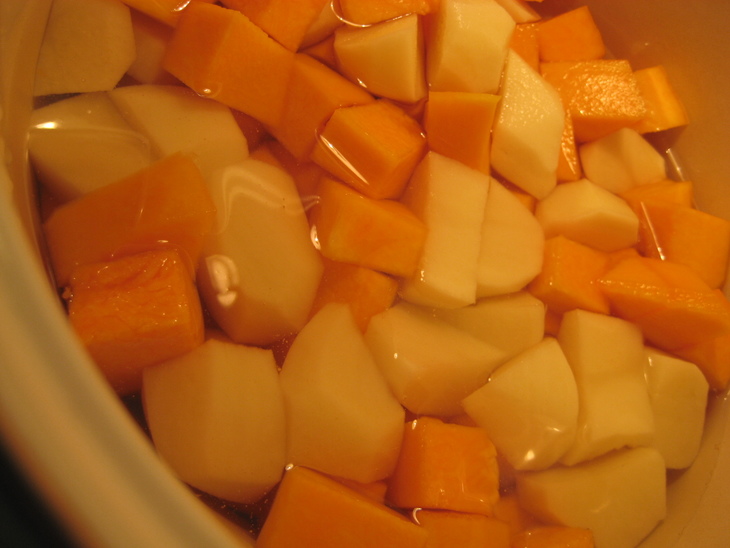 Суп-пюре из тыквы с морковными чипсами и ветчиной.: шаг 1