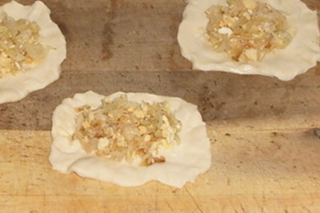 Пирожки с капустой из слоеного дрожжевого теста: шаг 4