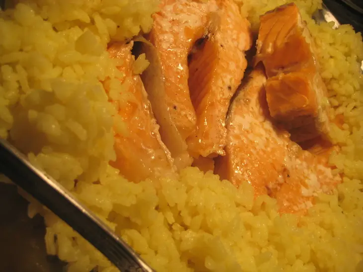 Форель под белым соусом с рисом карри.: шаг 6