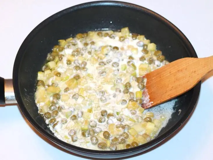 Нежная курочка с кабачком и горошком: шаг 8