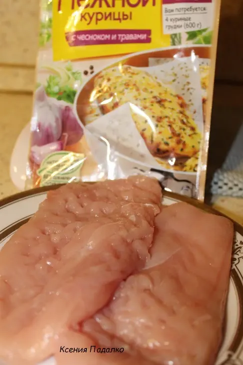 Нежная курица с чесноком и травами, с брокколи в кляре: шаг 1