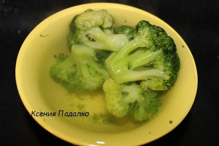 Нежная курица с чесноком и травами, с брокколи в кляре: шаг 6