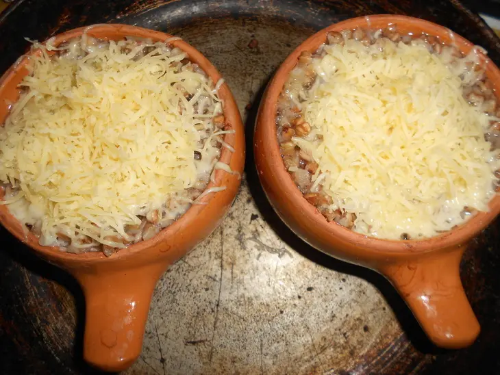 Запеченная гречка с мясом под сырной " шапочкой": шаг 6