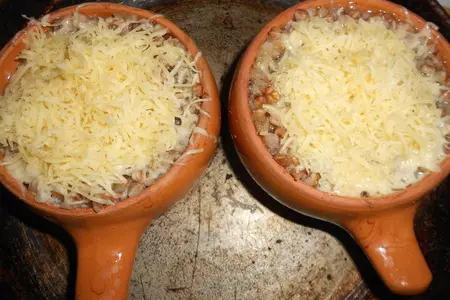 Запеченная гречка с мясом под сырной " шапочкой": шаг 6
