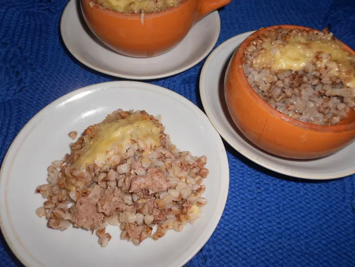 Запеченная гречка с мясом под сырной " шапочкой": шаг 8